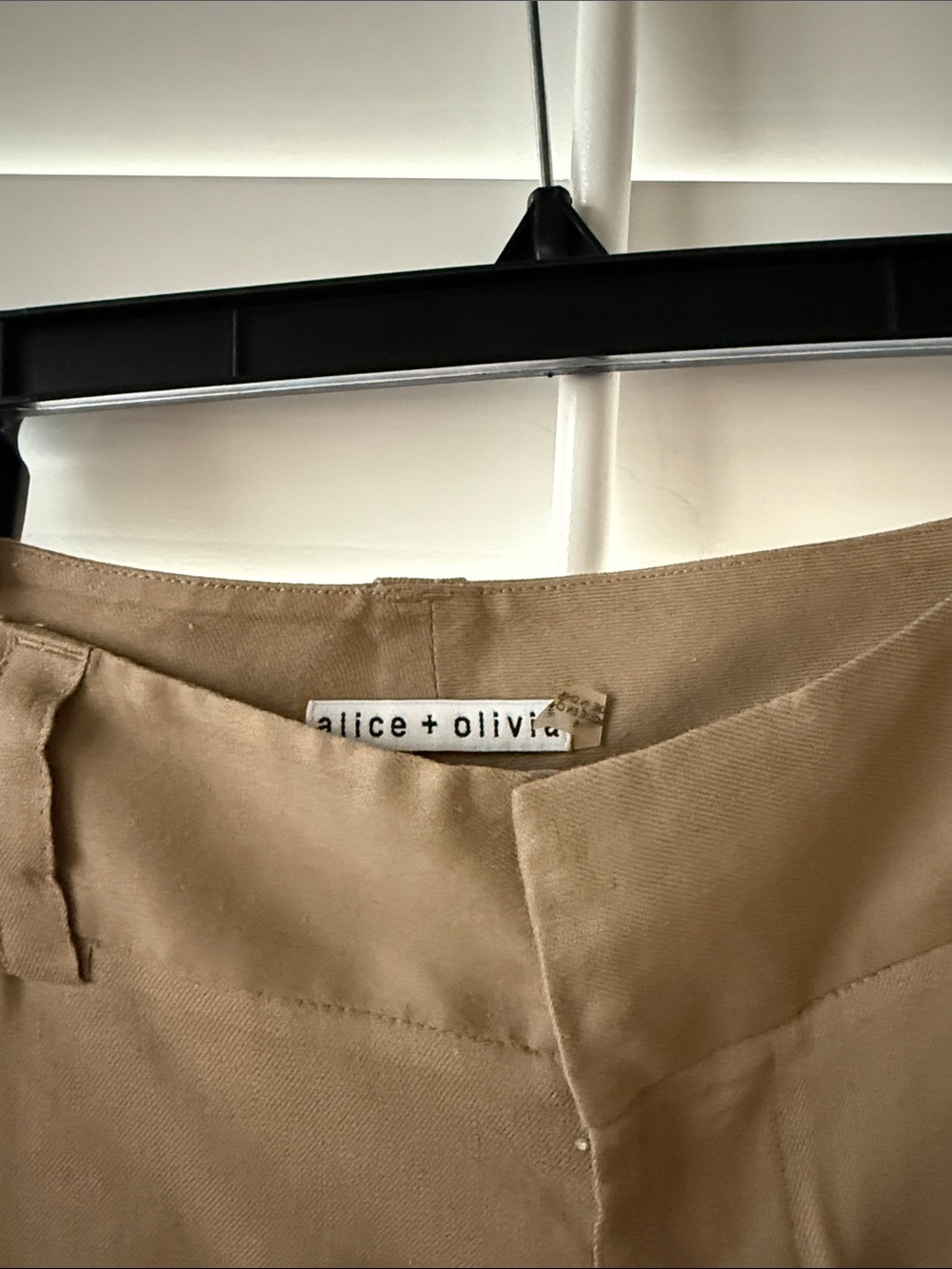 Alice + Olivia Khaki Tan Linen-Blend Shorts - Picture 2 of 3